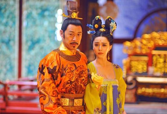 谜团，欲钱看浓妆艳林的人