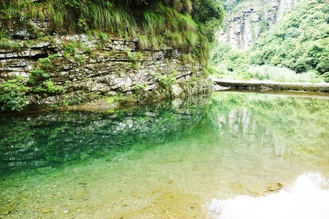 谜语时刻，红英初绽倚春山，蓝溪绕岸水潺潺