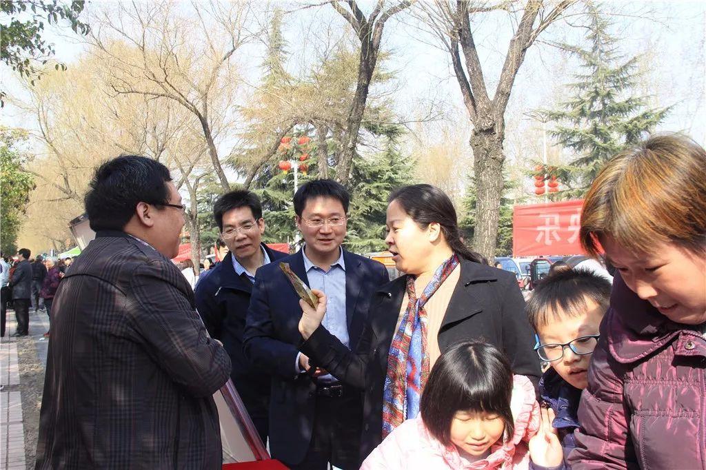 猜谜，欲钱看对着窗户吹刺叭