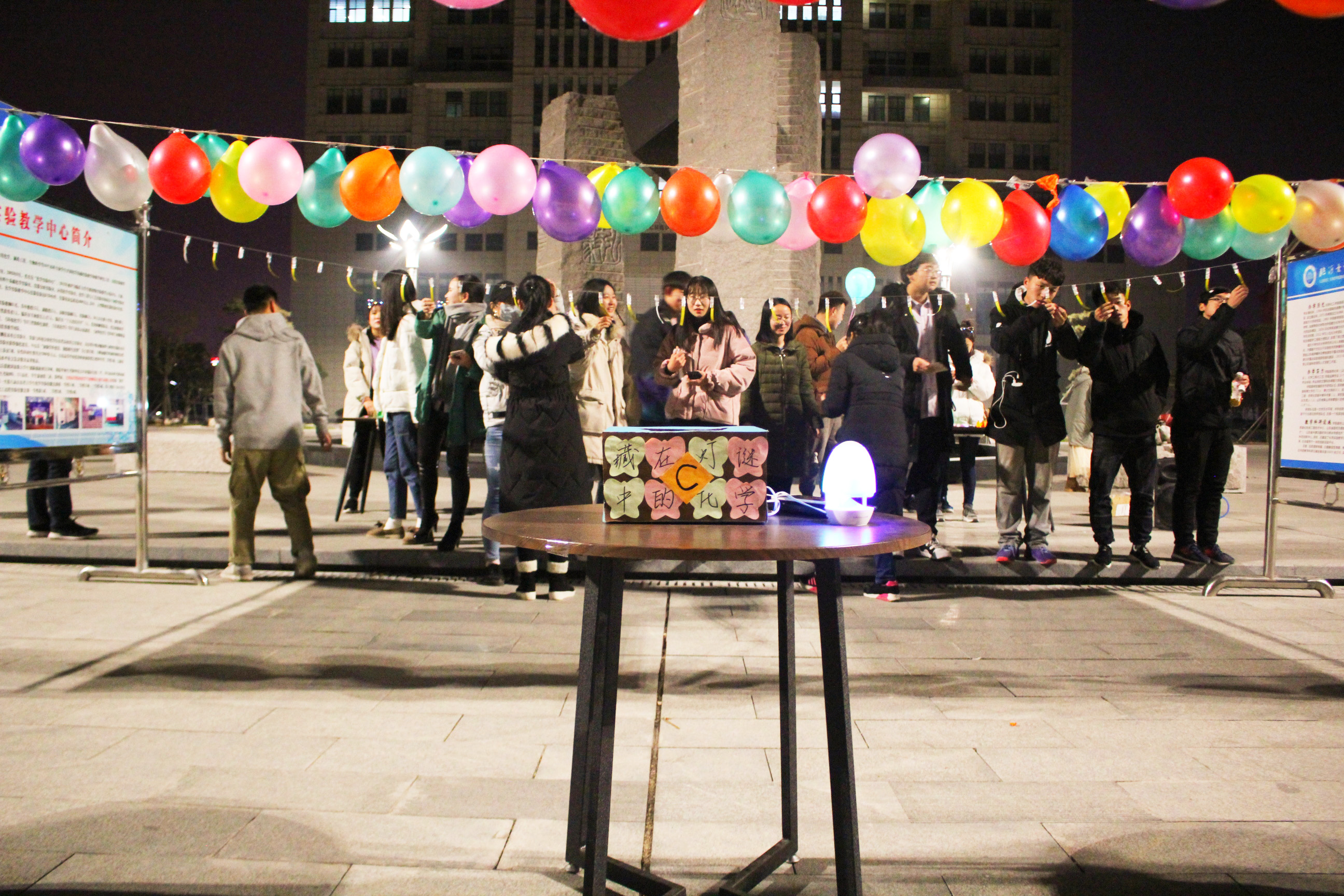 谜语庆典，风流倜傥画如生，绿水青山美如画