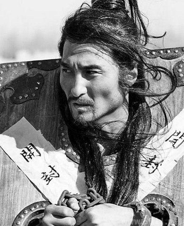 谜语应用:立場不定，如何服眾。君王視察北邊疆