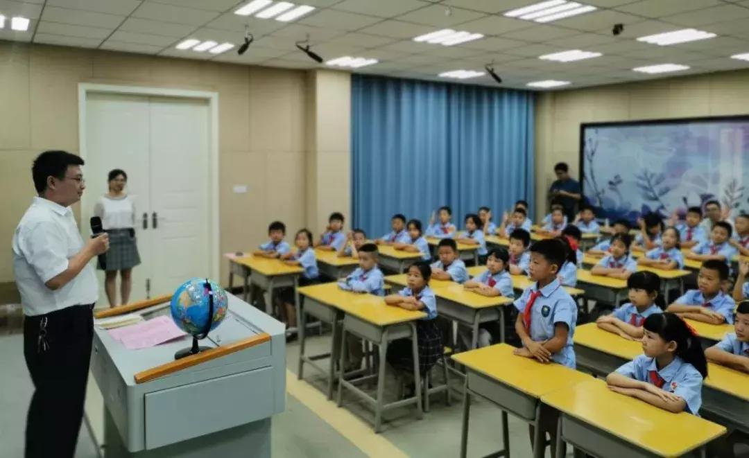 谜语问答，风流倜傥画如生，绿水青山美如画