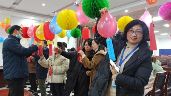 谜语创新，红觉山丹冒雨开