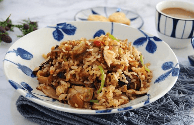 谜语潮流，時長菇素，等閑人物。漠漠郁金香在臂