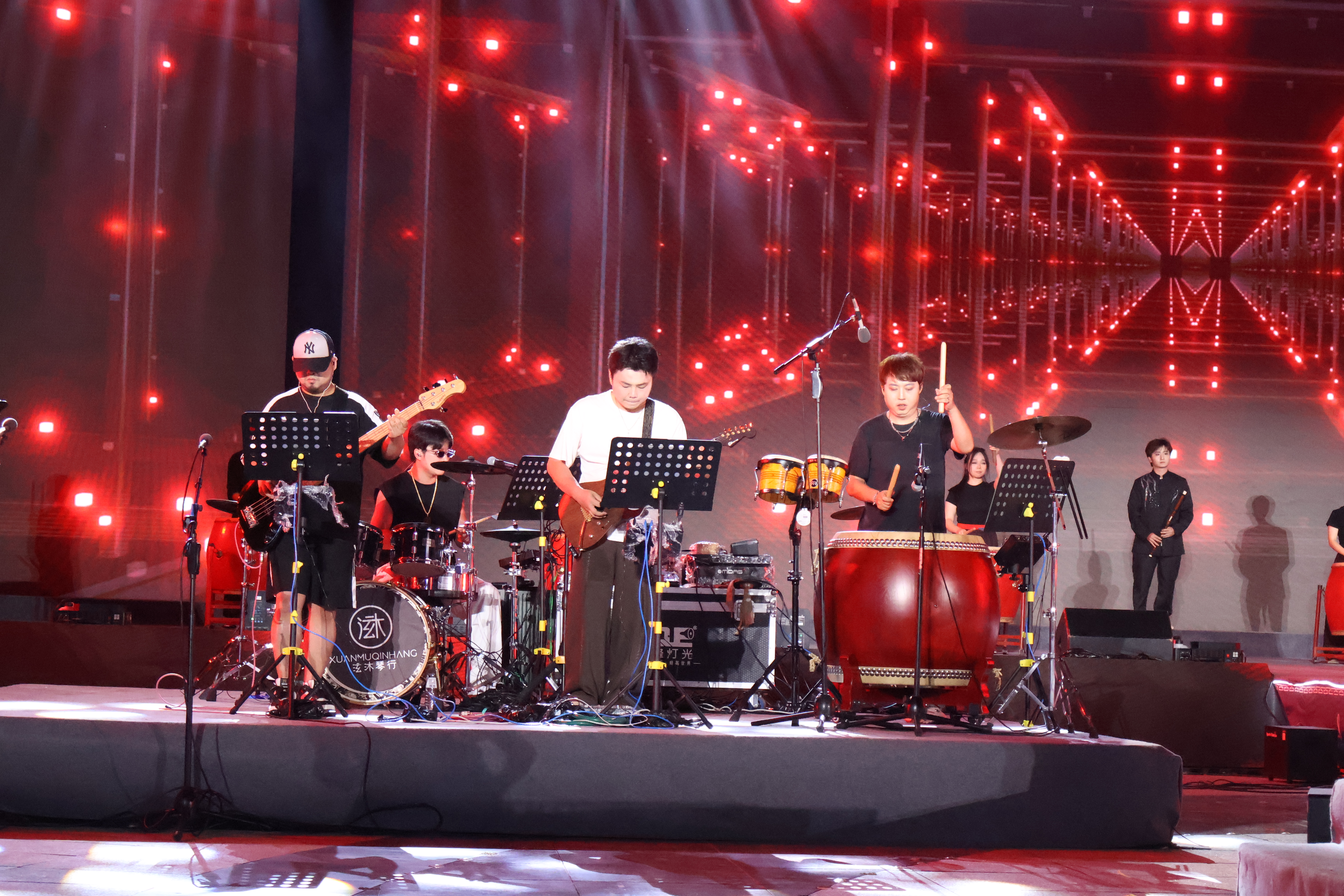 新奥今晚9点35分，一场跨越时空的视听盛宴，你准备好了吗？